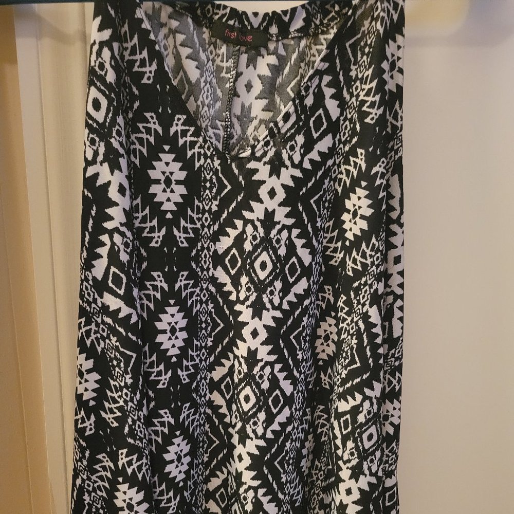 Flowey black and white blouse